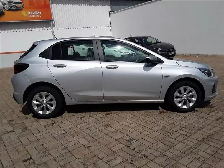 Chevrolet Onix Prata 3