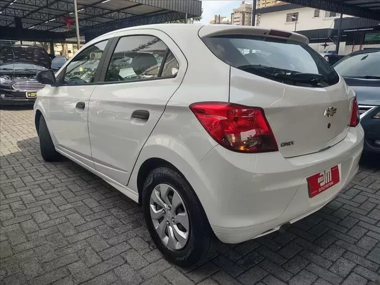 Chevrolet Onix Branco 14