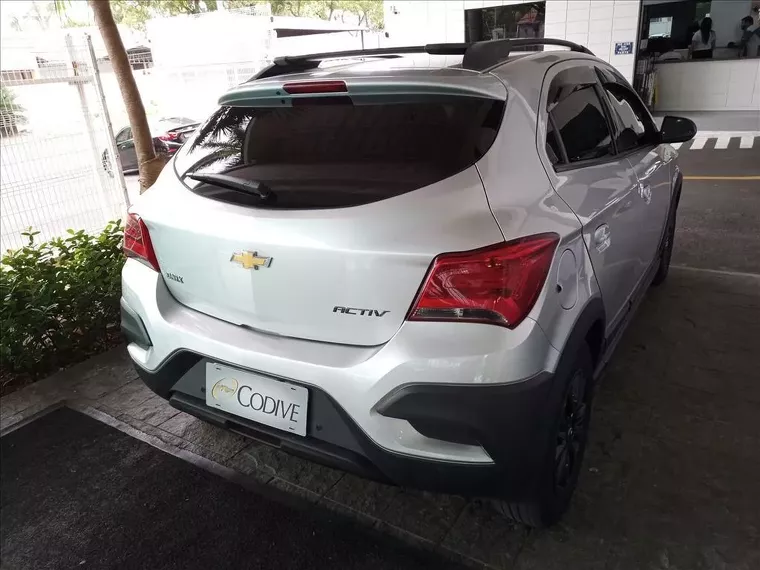 Chevrolet Onix Prata 3