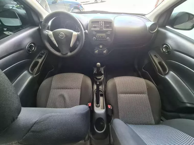 Nissan Versa Prata 10