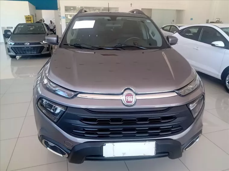 Fiat Toro Cinza 1