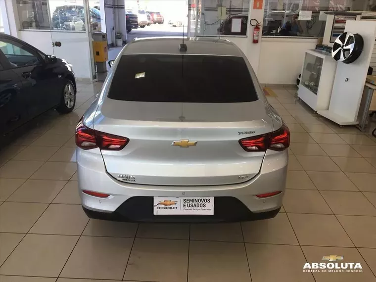 Chevrolet Onix Prata 2