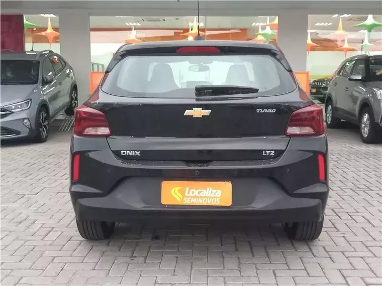 Chevrolet Onix Preto 5