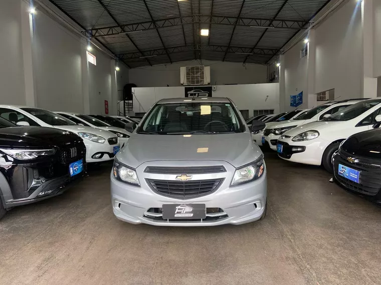 Chevrolet Onix Prata 4