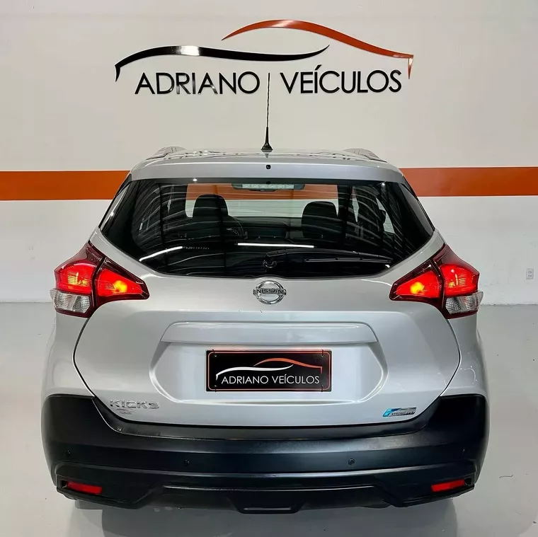 Nissan Kicks Prata 7