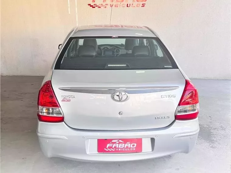 Toyota Etios Prata 5