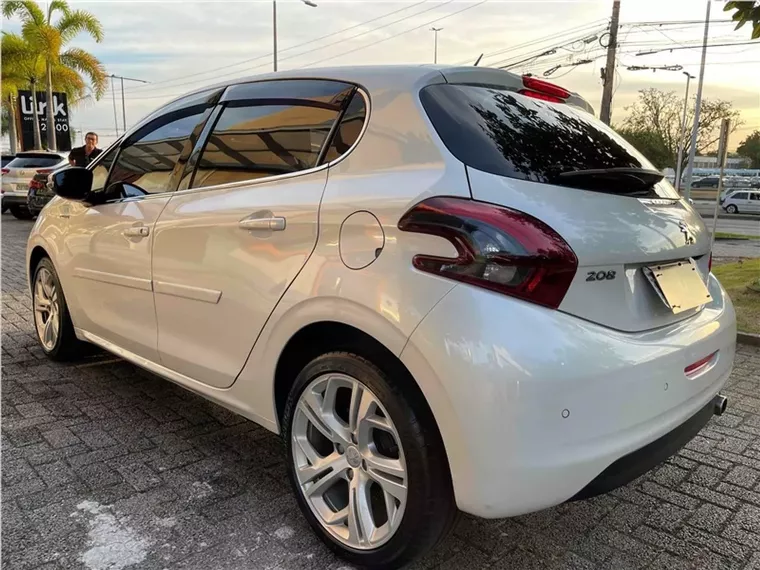 Peugeot 208 Branco 12