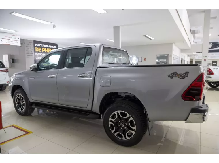 Toyota Hilux Prata 5