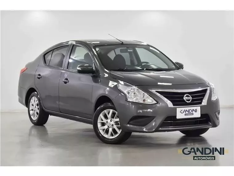 Nissan Versa Cinza 8