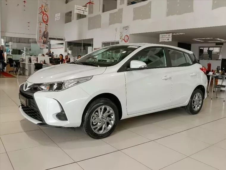 Toyota Yaris Branco 14