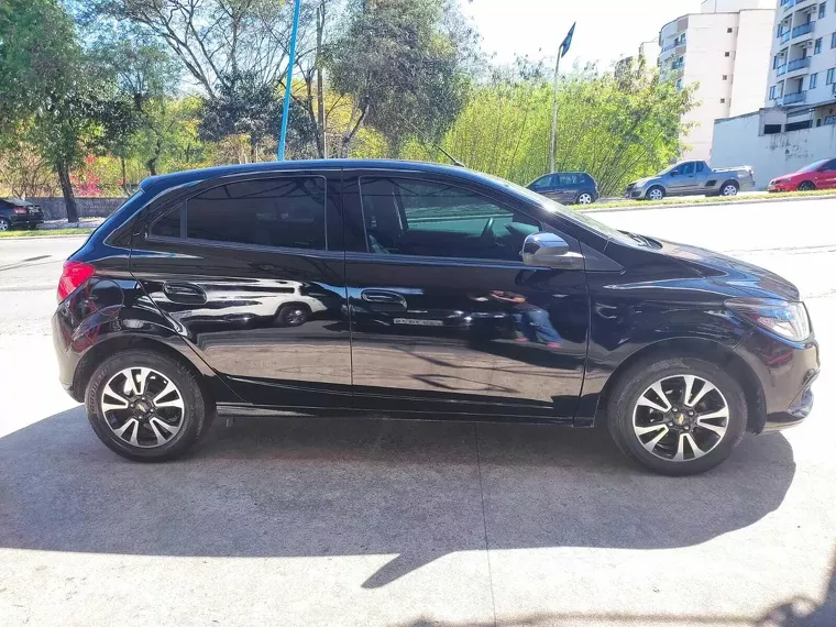 Chevrolet Onix Preto 9