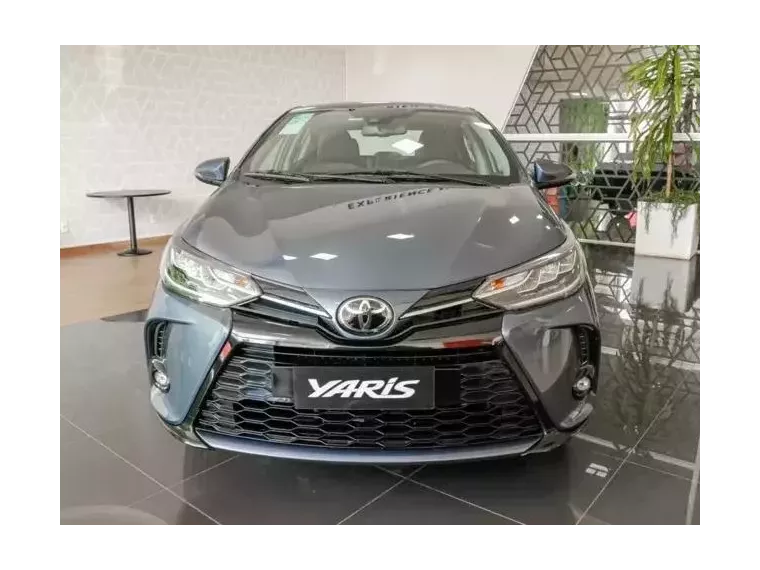 Toyota Yaris Cinza 1