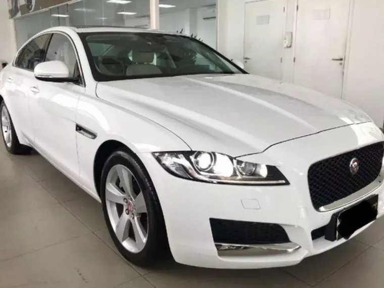 Jaguar XF Branco 13