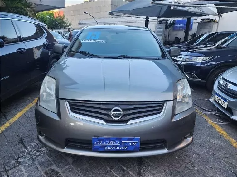 Nissan Sentra Cinza 1