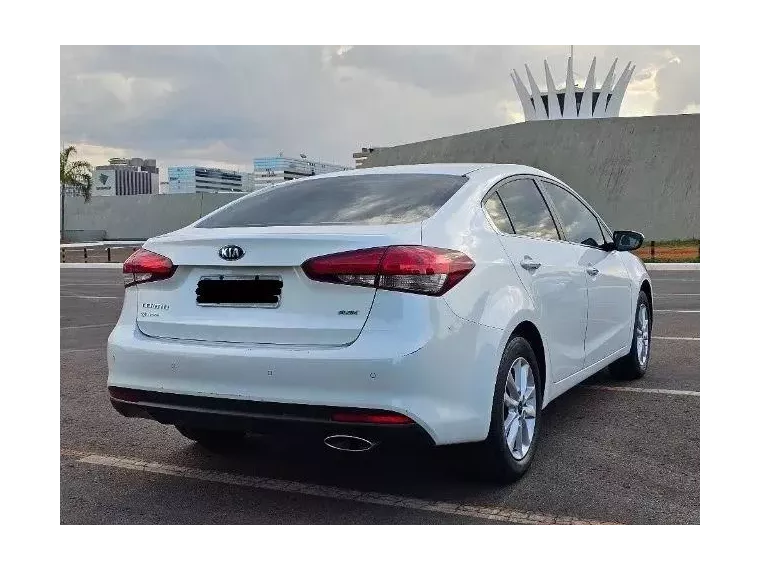 KIA Cerato Branco 10