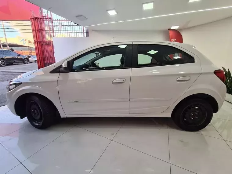 Chevrolet Onix Branco 2