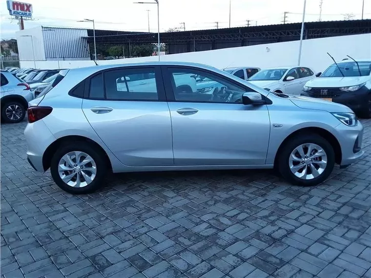 Chevrolet Onix Prata 18