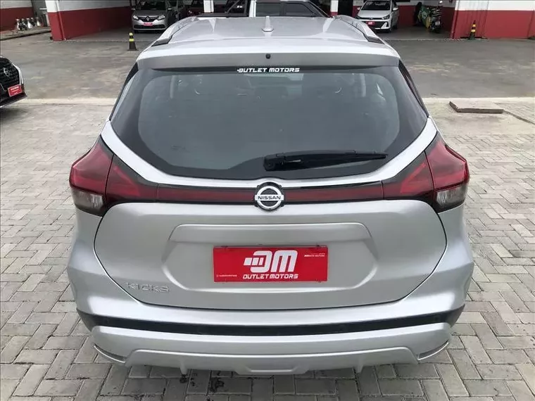 Nissan Kicks Prata 11