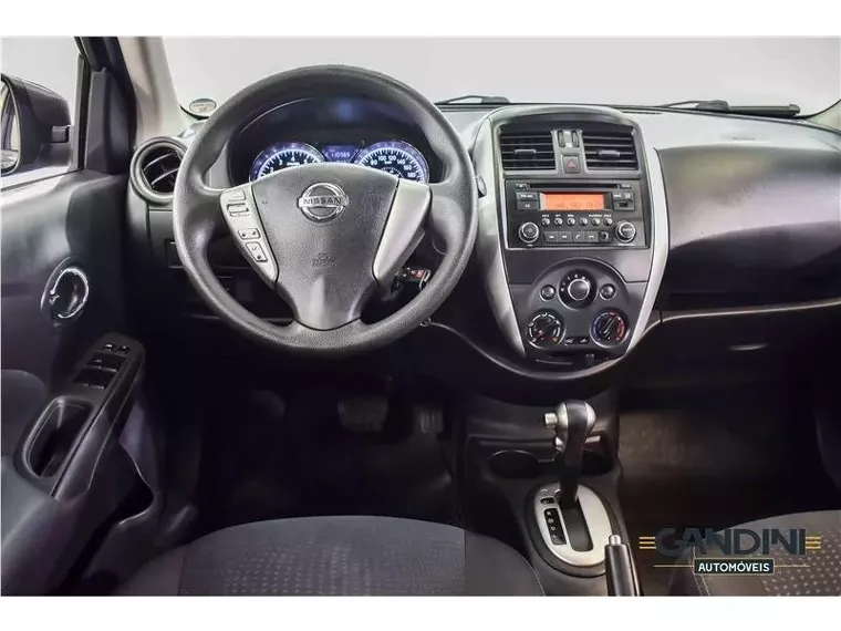 Nissan Versa Cinza 14