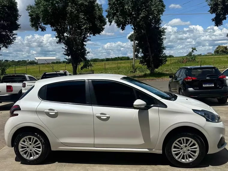 Peugeot 208 Branco 10