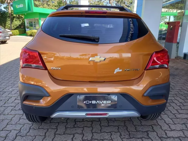 Chevrolet Onix Laranja 5