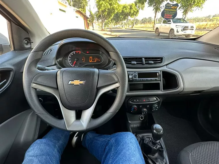 Chevrolet Onix Prata 12