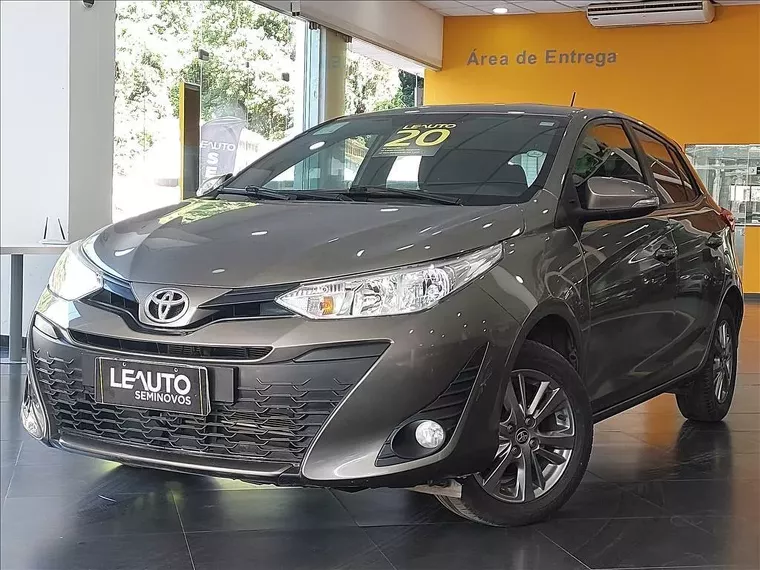 Toyota Yaris Cinza 9