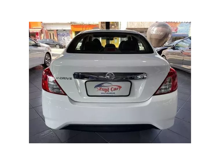 Nissan Versa Branco 11