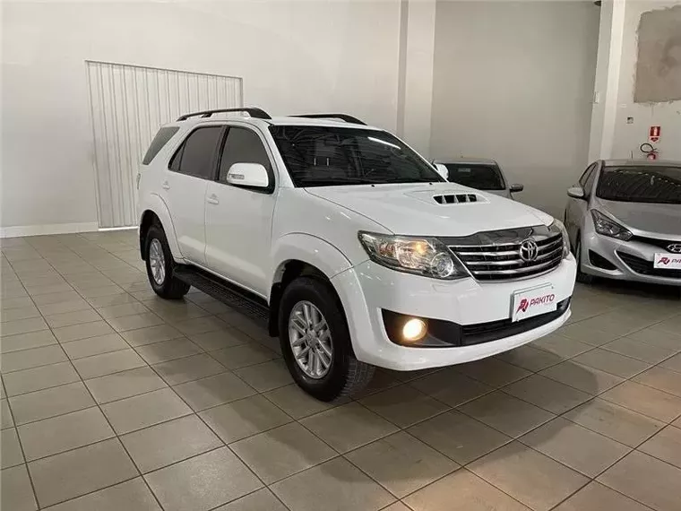 Toyota Hilux Branco 5