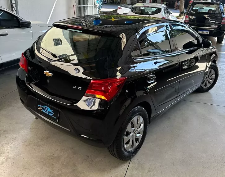 Chevrolet Onix Preto 8