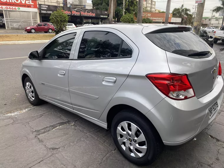 Chevrolet Onix Prata 19