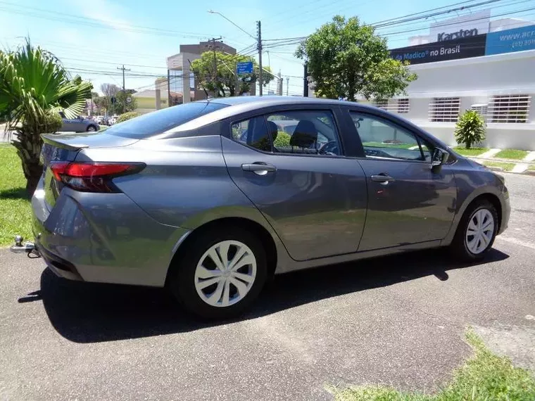 Nissan Versa Cinza 11