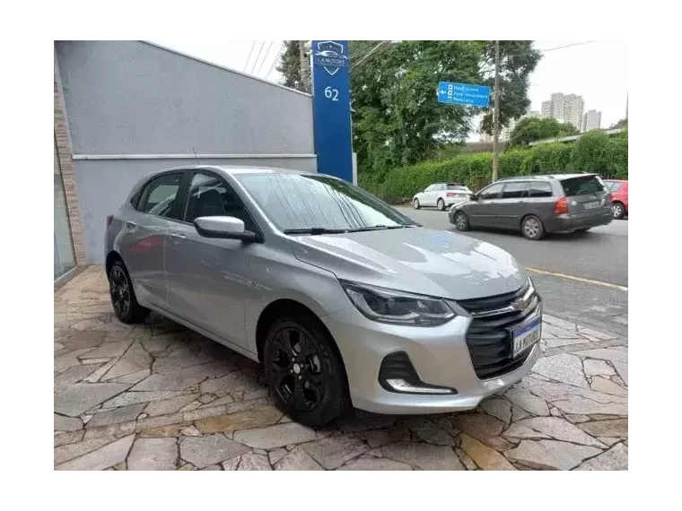 Chevrolet Onix Prata 6