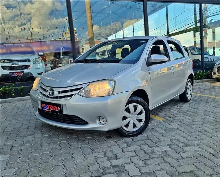 Toyota Etios Prata 1