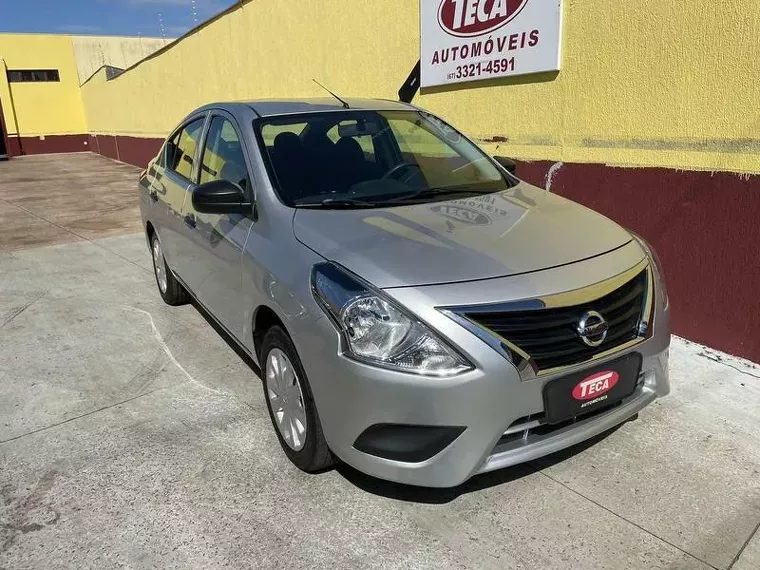 Nissan Versa Prata 8