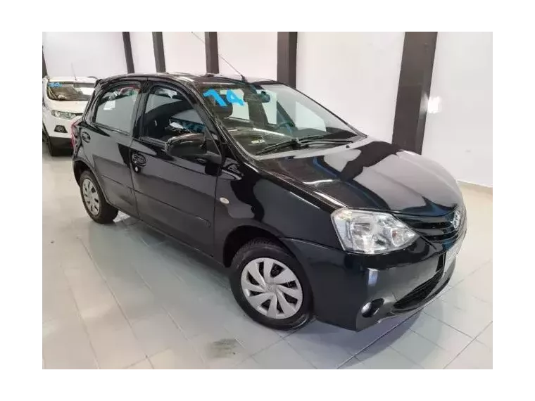 Toyota Etios Preto 6