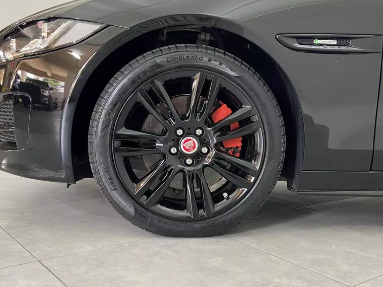 Jaguar XE Preto 11