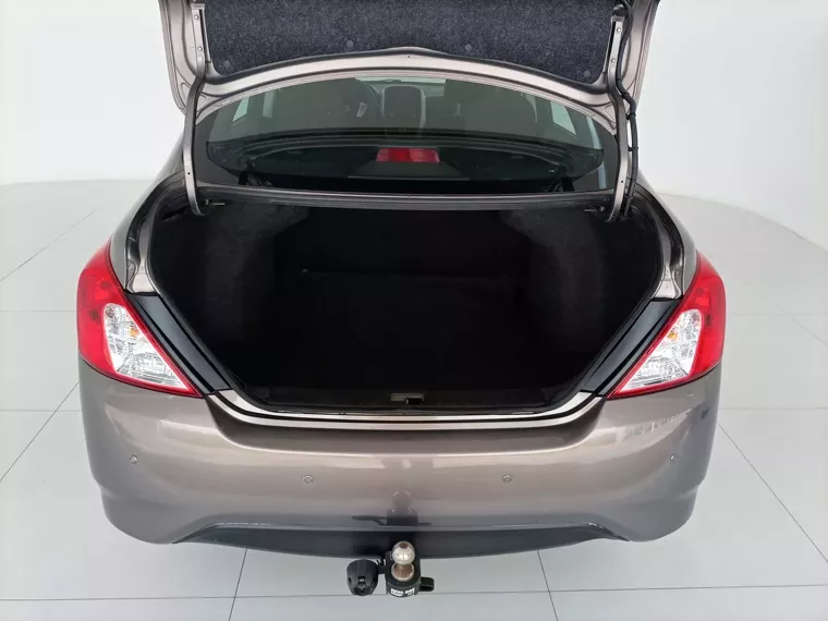 Nissan Versa Cinza 14