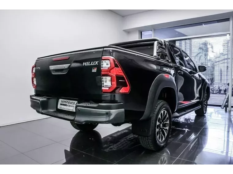 Toyota Hilux Preto 13