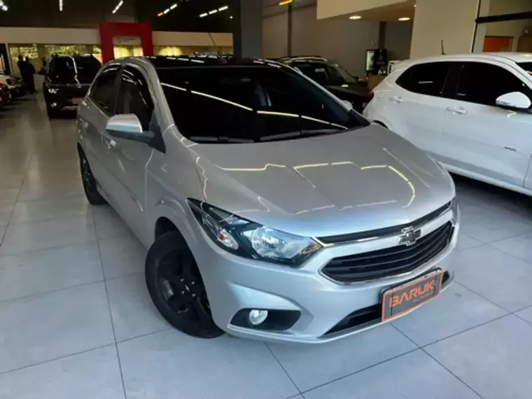 Chevrolet Onix Prata 1