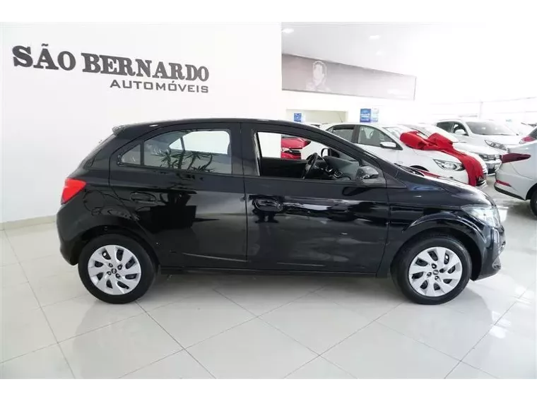 Chevrolet Onix Preto 6