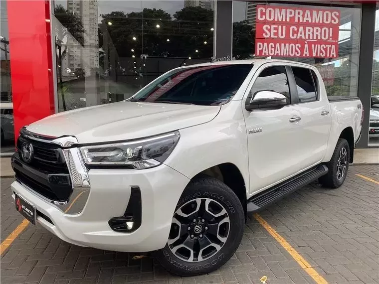 Toyota Hilux Branco 17