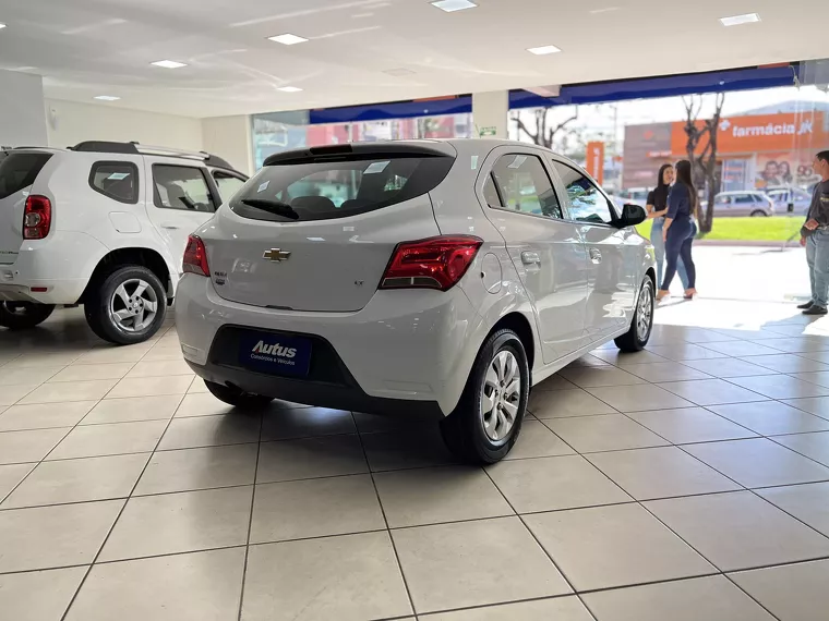 Chevrolet Onix Branco 10