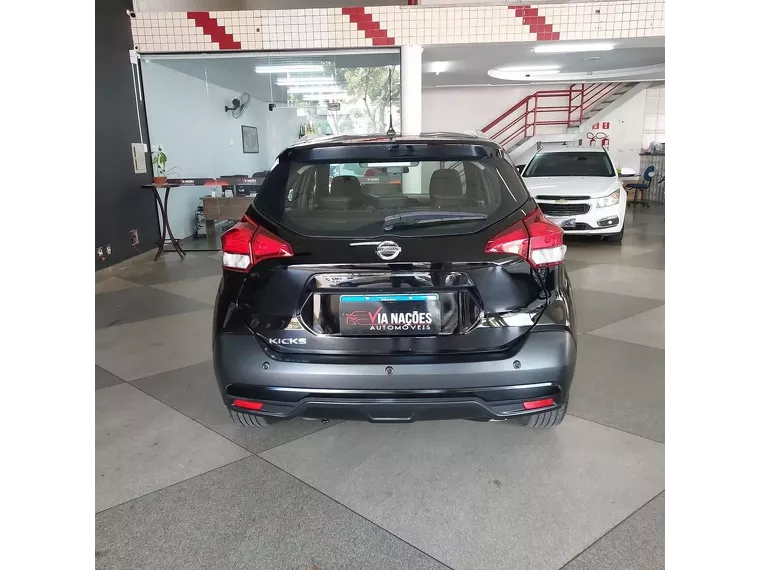 Nissan Kicks Preto 12