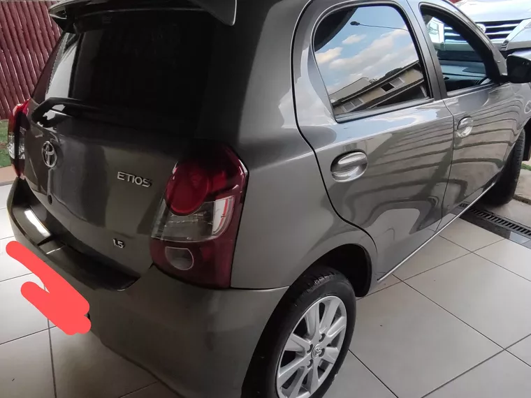 Toyota Etios Cinza 1