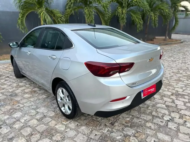 Chevrolet Onix Prata 3