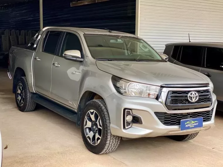 Toyota Hilux Prata 12