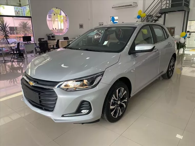 Chevrolet Onix Prata 6