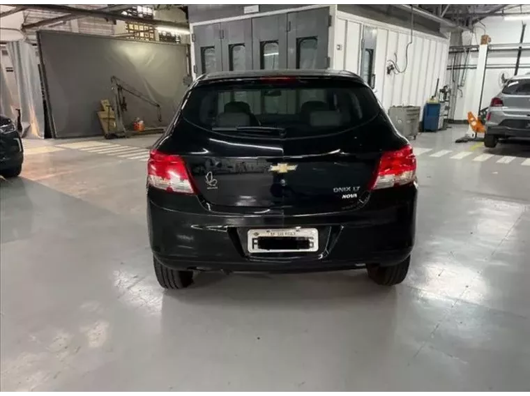 Chevrolet Onix Preto 4