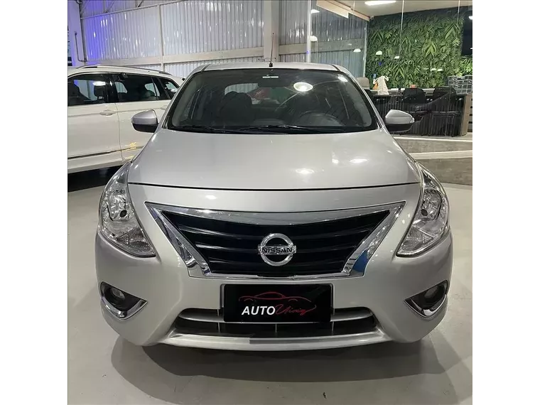 Nissan Versa Prata 10